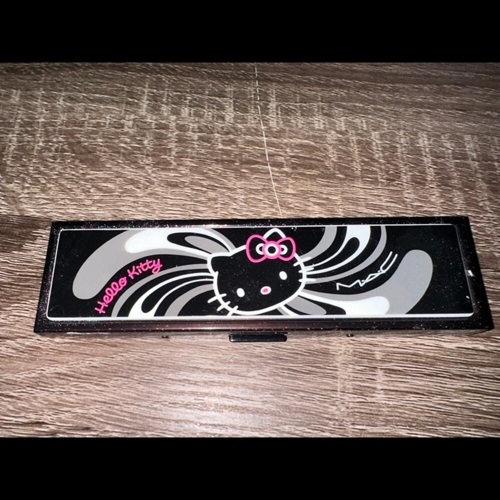 MAC cosmetics Hello Kitty Too Dolly Eye Shadow x4 Palette Pink Teal Blue Sanrio